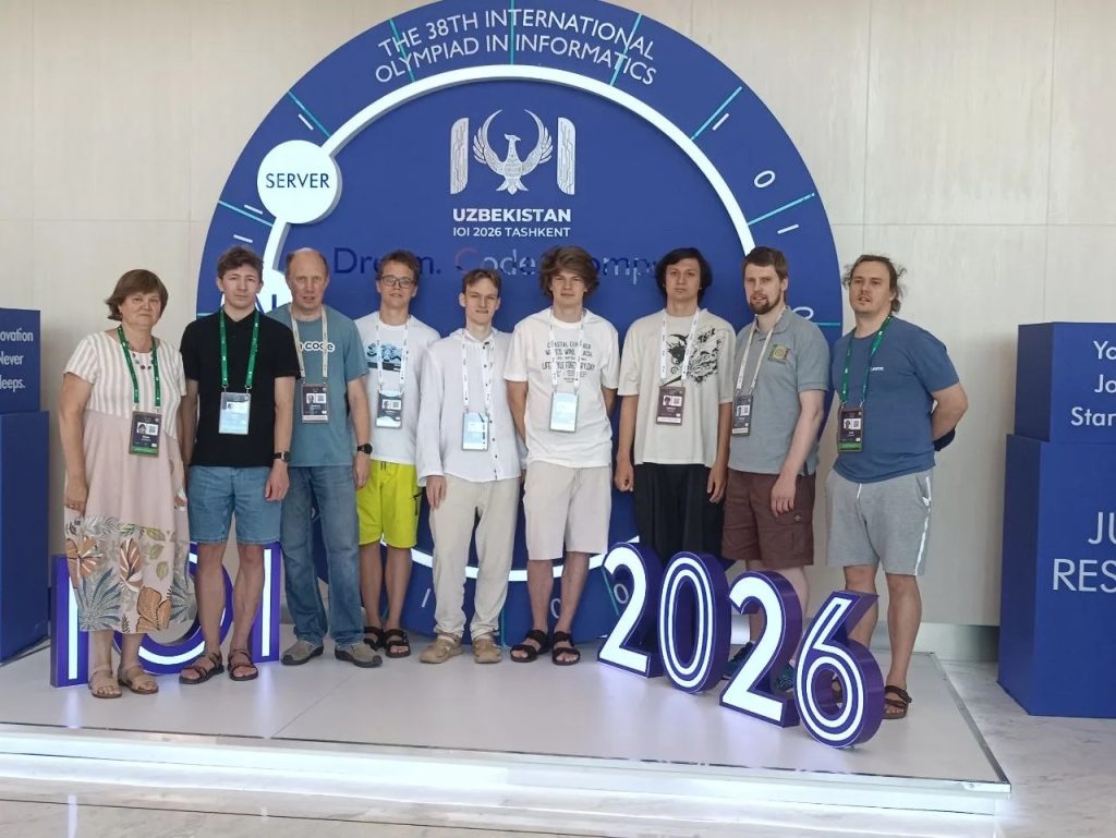 Участники сборной России и тренерский штаб на площадке IOI 2026
